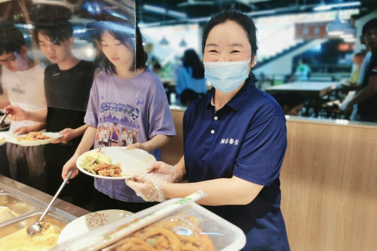 15vip太阳集团官网“一餐热饭”暖人心